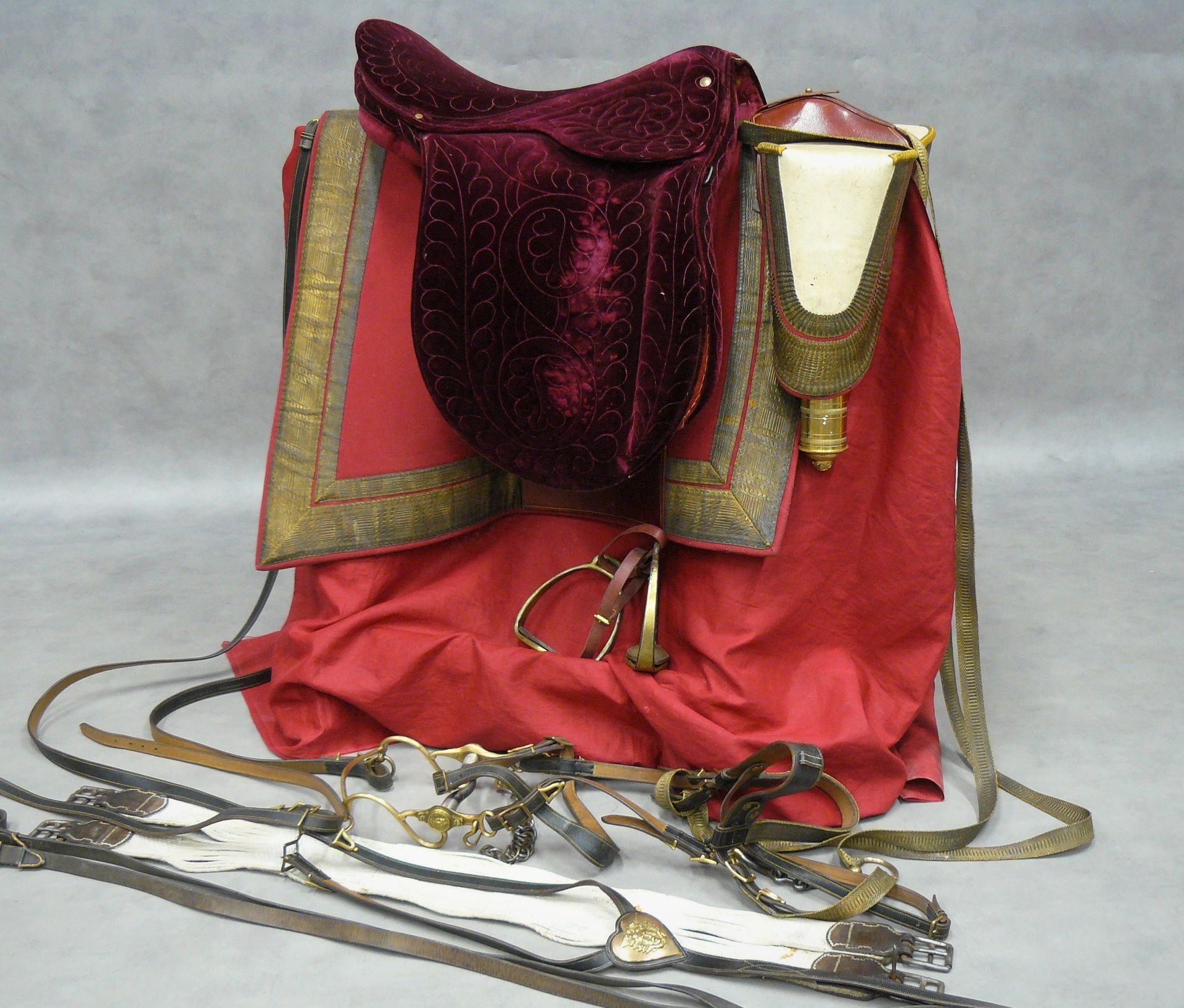 Null 一套漂亮的将军礼仪：一个红色天鹅绒马鞍（有些蛀孔），一个红色马鞍布，一对字体，一个胸牌，一个美杜莎头盔，两个铜马镫，和一个腰带