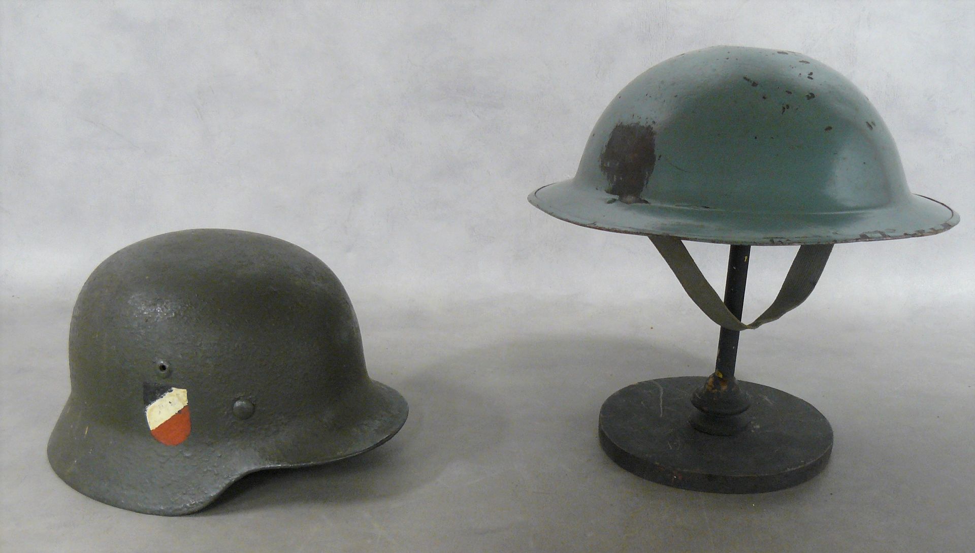 Null 一批：一顶非常氧化和重新上色的德国头盔（没有帽子或下巴）和一顶完整的比利时头盔（旗帜被抹去）。