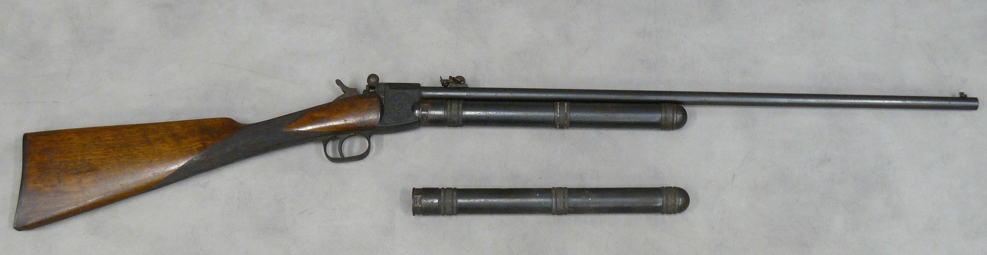 Null 吉法尔液化气步枪，口径8毫米（有两根枪管），精雕细琢，标有圣艾蒂安金字，清漆枪托，"1871年由保罗-吉法尔发明"。由法国马努公司以卡博纳公司的名义出&hellip;