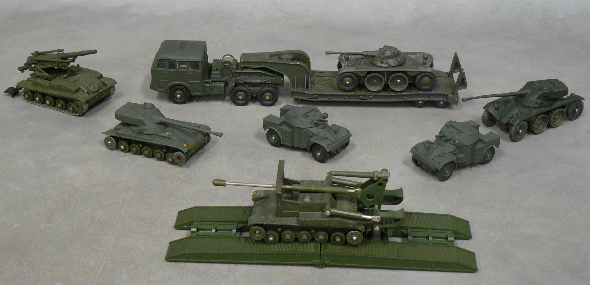 Null 法国Dinky玩具：一批8辆军用车辆，包括坦克和坦克车（原样）。