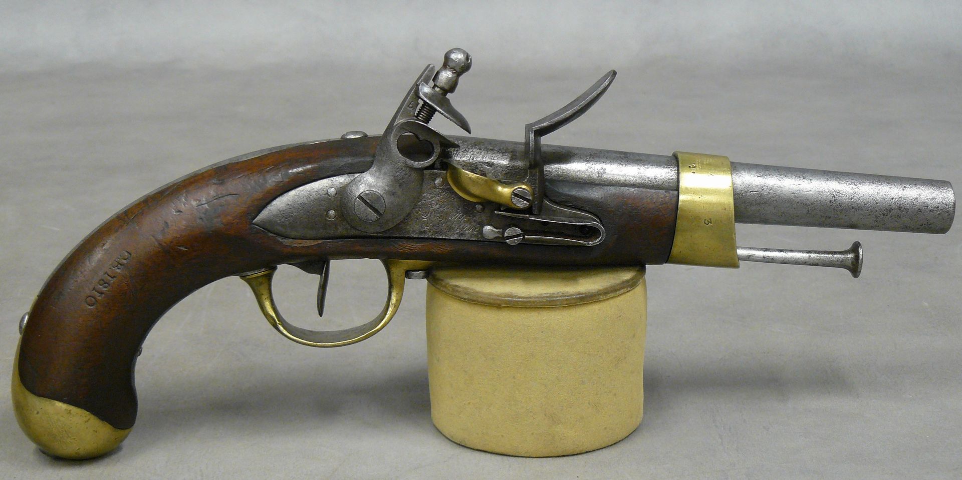 Null una pistola de pedernal año XIII, cañón y culata fechados 1810, fabricación&hellip;