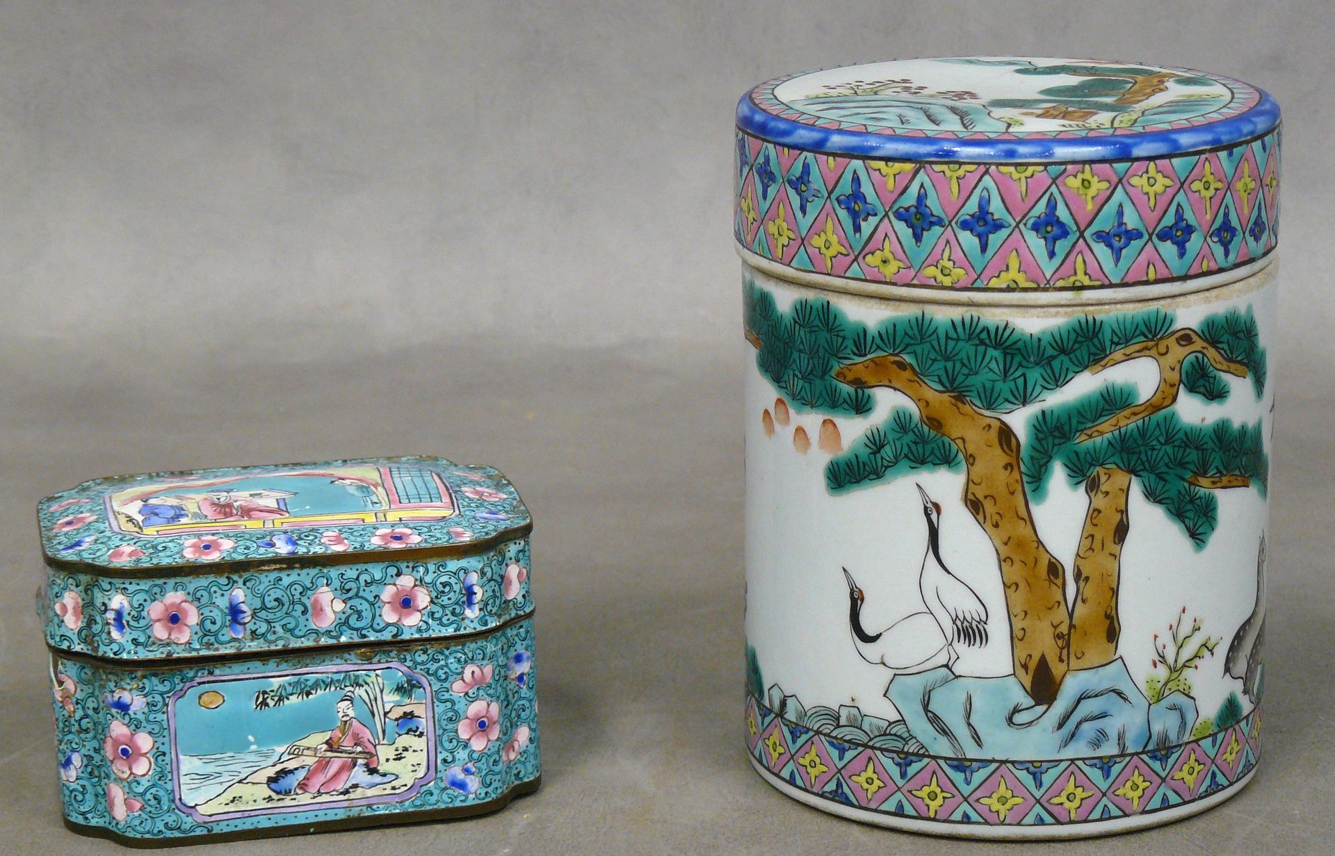 Null Cina: due scatole coperte, una rotonda in porcellana decorata con animali e&hellip;