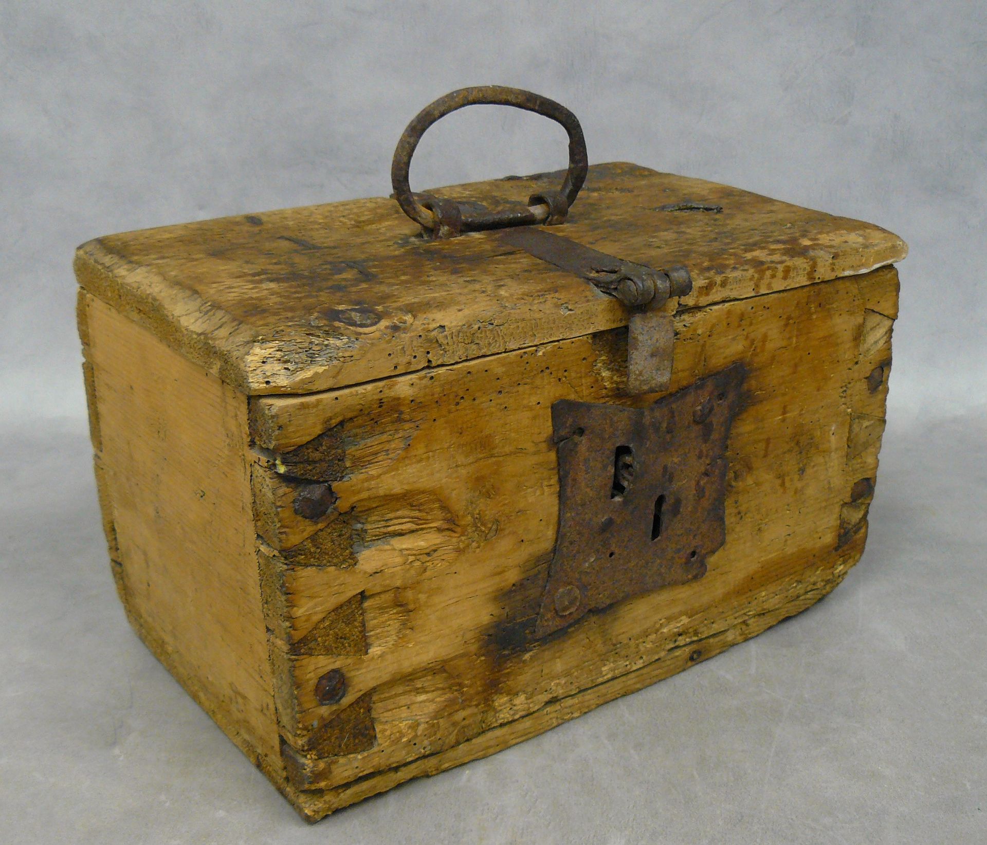 Null Antica scatola in legno naturale con manico e accessori in ferro martellato&hellip;