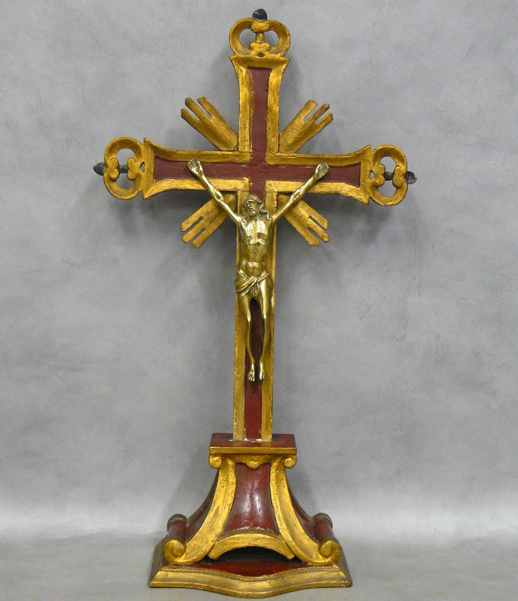 Null un crucifix en bois laqué rouge et or, le Christ en laiton - 56 x 32,5 cm