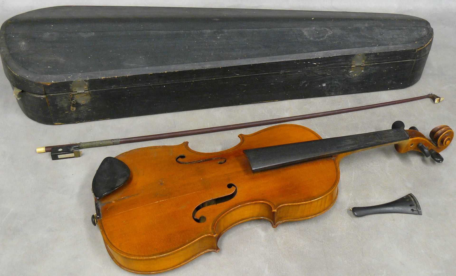 Null un violino con il marchio : Hopf : - L 60 cm in una custodia con un arciere&hellip;