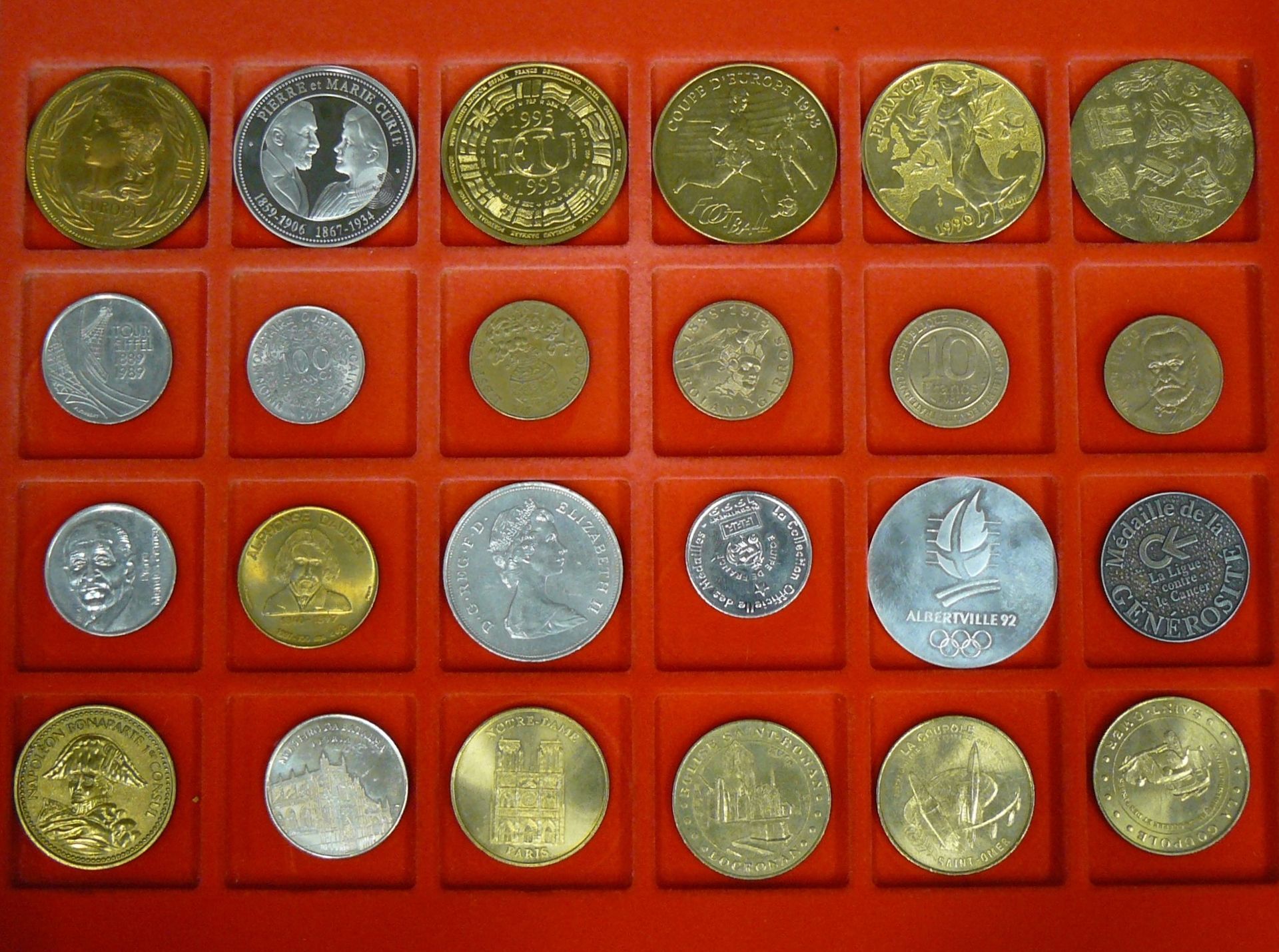 Null ein Medaillenbrett mit 24 verschiedenen Münzen, Chips oder Medaillen, - ver&hellip;