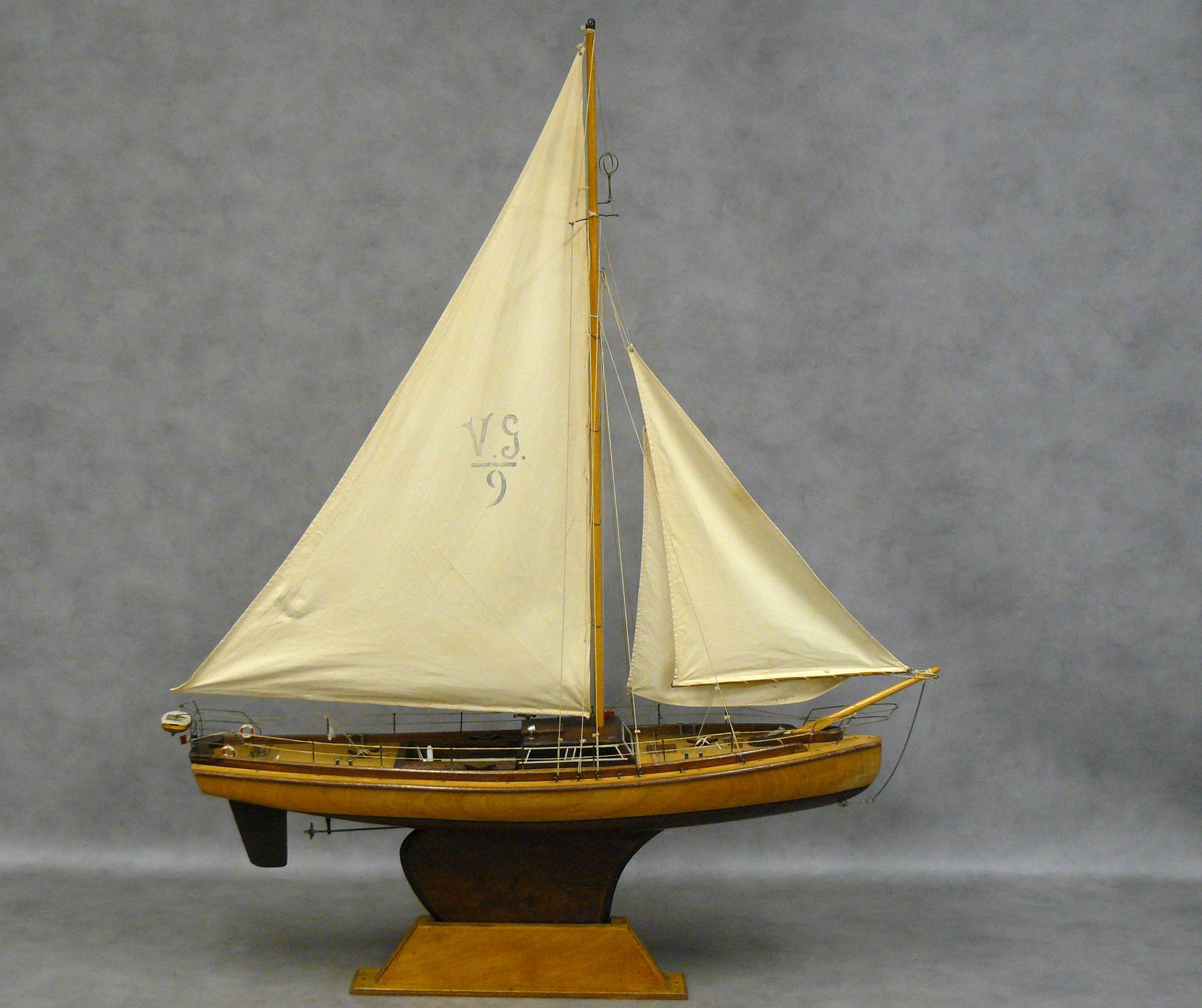 Null "Avenir": une ancienne et grande maquette de voilier en bois, portant l' in&hellip;