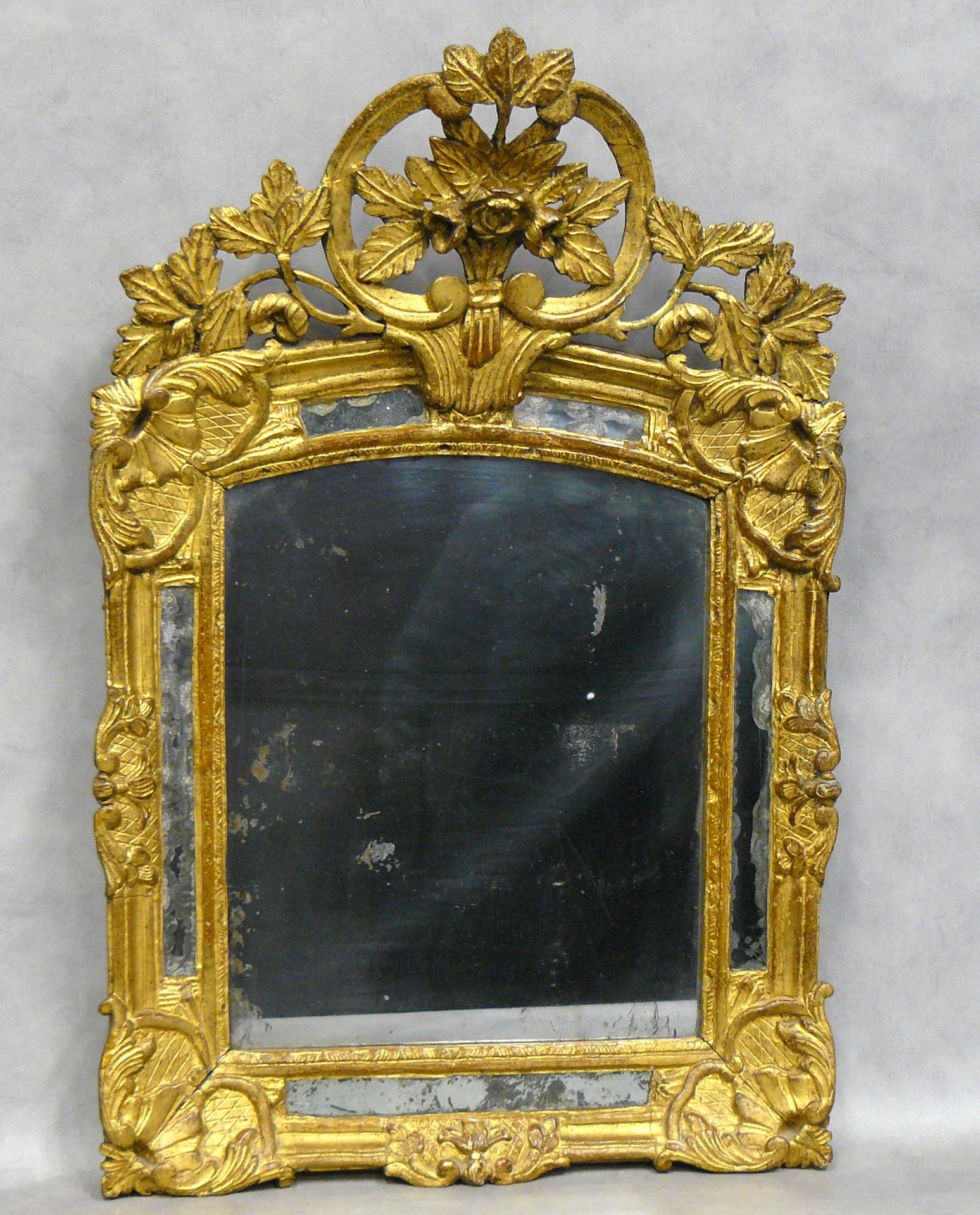 Null un miroir Louis XV à parecloses, le fronton à décor d'un bouquet de fleurs &hellip;