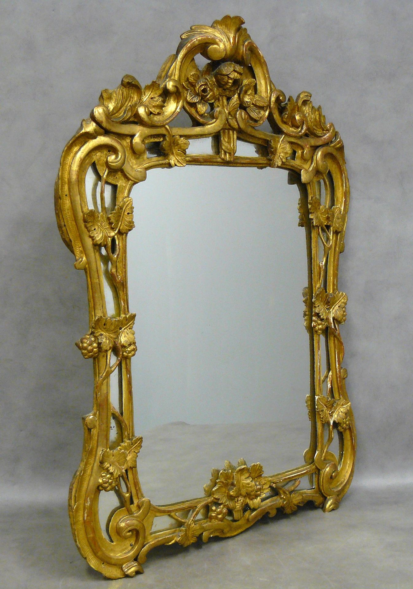 Null 一面镀金木镜，带有水果和叶子装饰。18 世纪 - 99 x 71 厘米