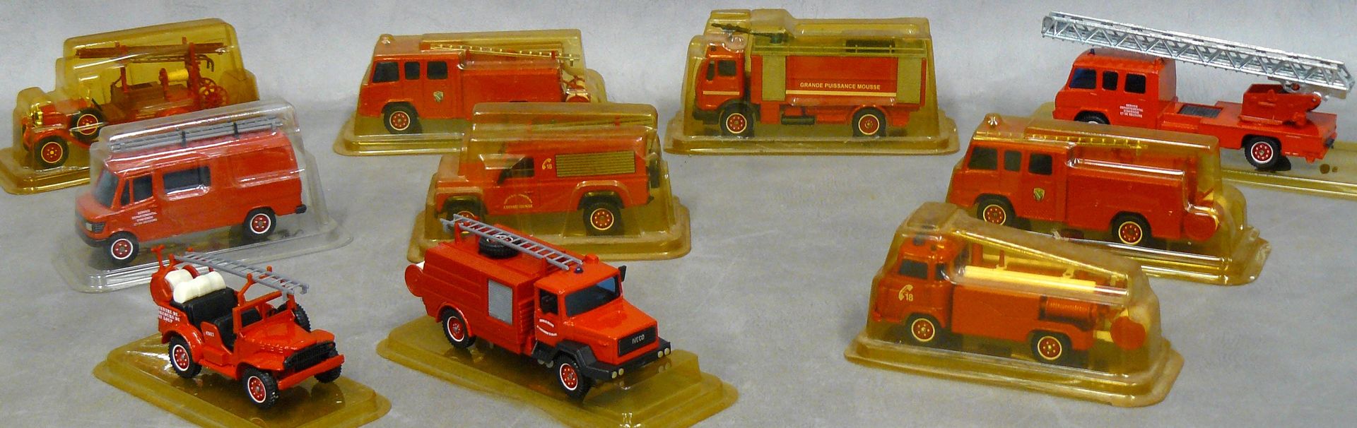 Null un lote de diez vehículos de bomberos Solido con escalera, en su caja blist&hellip;