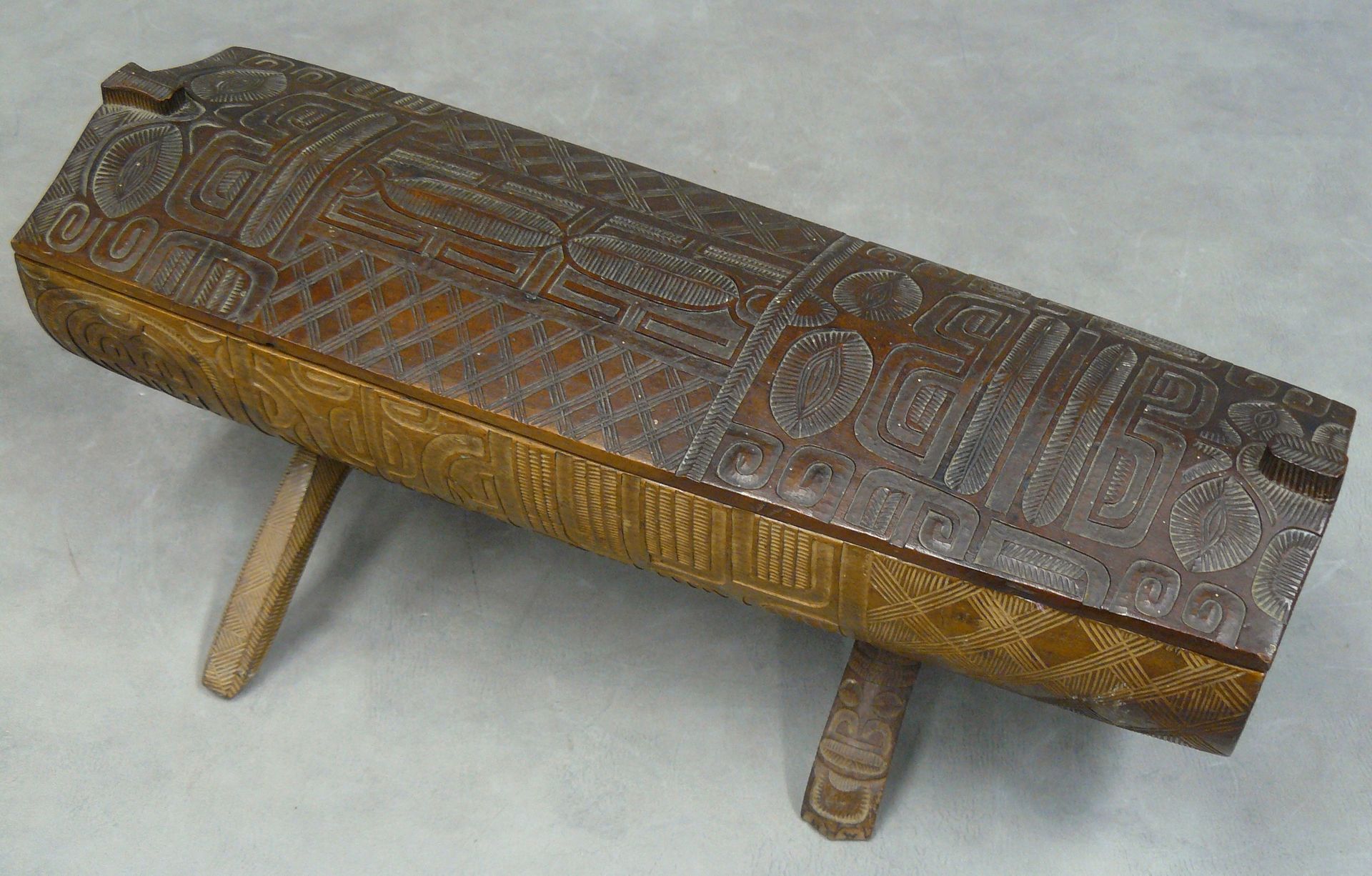 Null Océanie Iles Marquises : un sarcophage contenant sa statuette Tiki en bois &hellip;