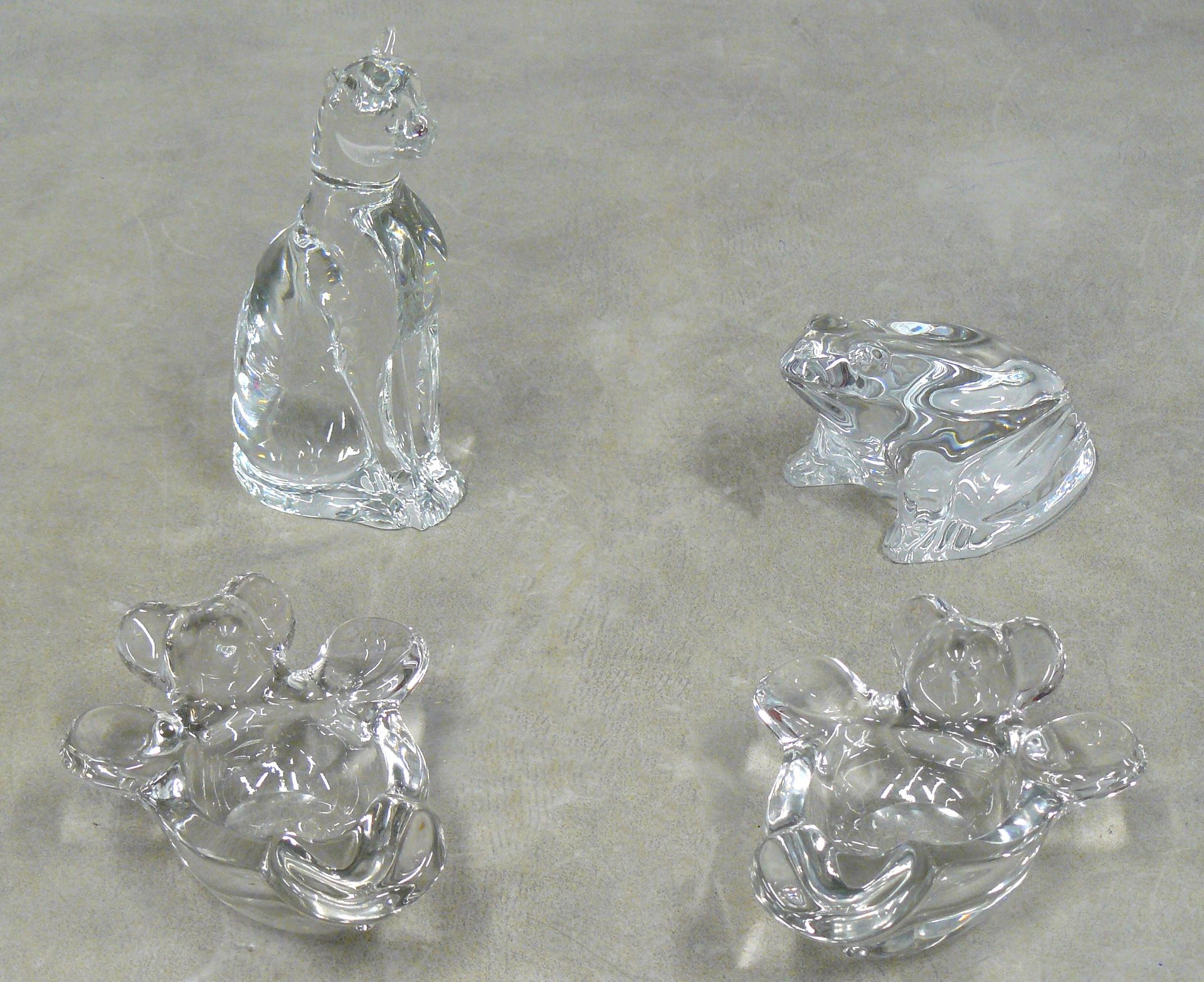 Null deux statuettes en cristal de Baccarat : un jaguar assis - H 15,5 cm et une&hellip;
