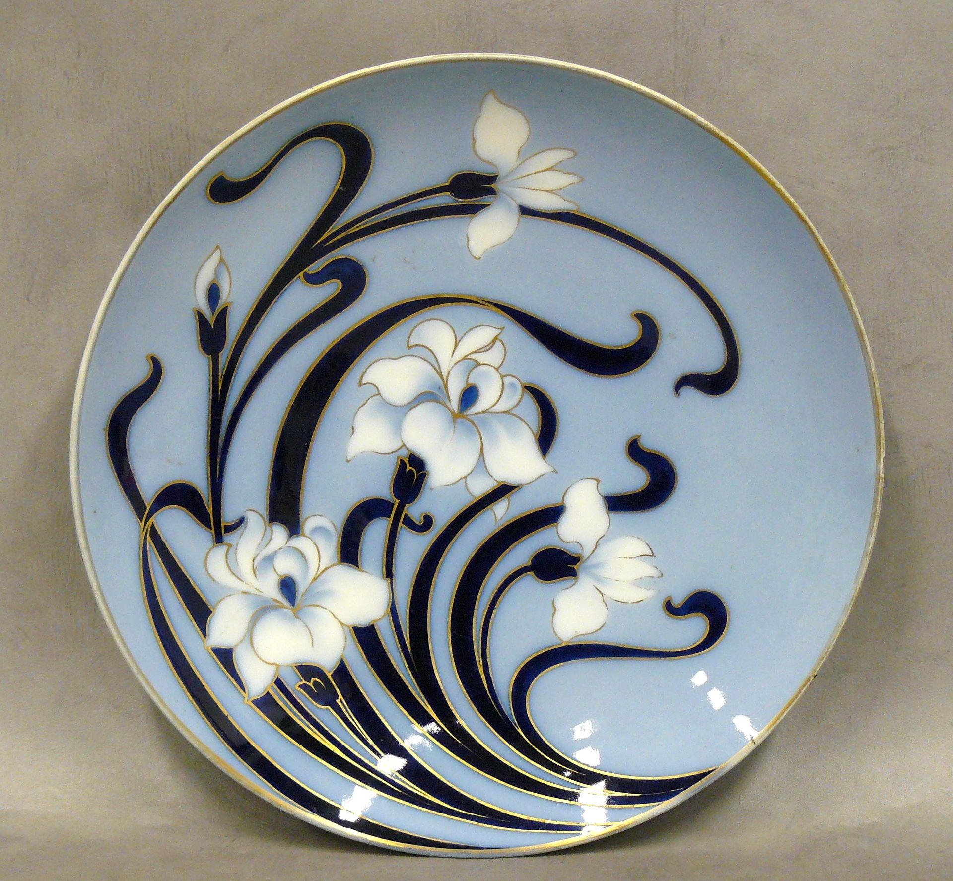 Null un plat en porcelaine de limoges à décor floral, Art Nouveau sur fond bleu,&hellip;