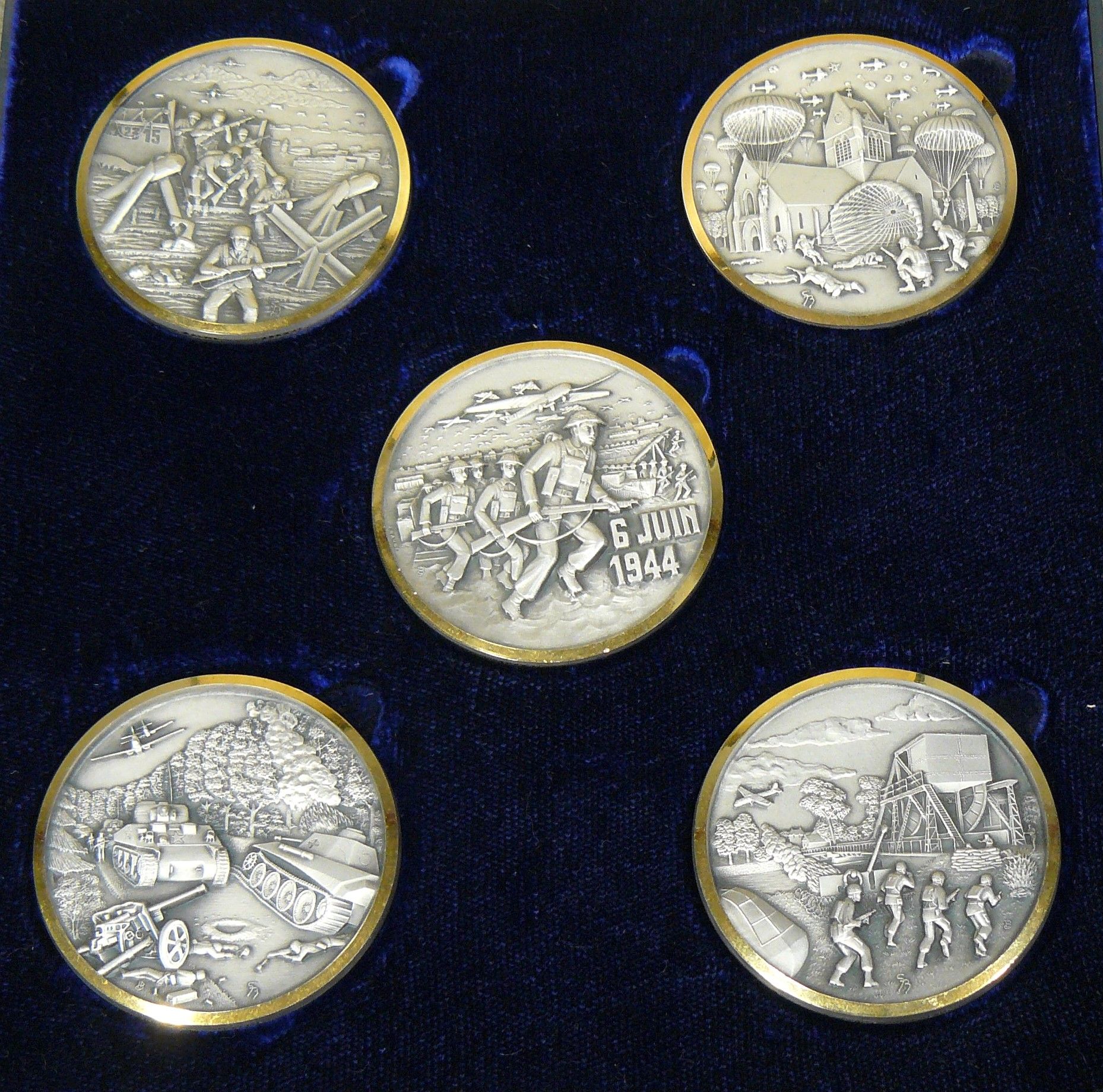 Null un lot de 5 médailles en bronze " 6 Juin 1944 " - débarquement en Normandie&hellip;
