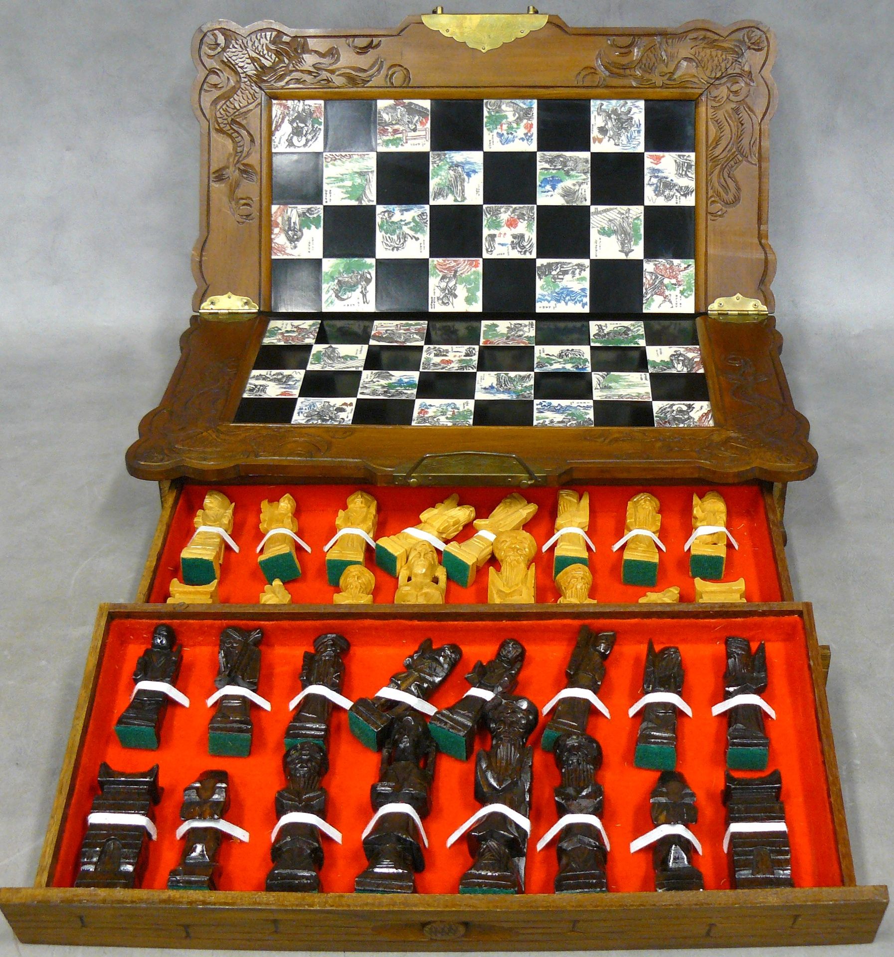 Null Juego de ajedrez del Lejano Oriente en estuche de madera, siglo XX - 49 x 4&hellip;