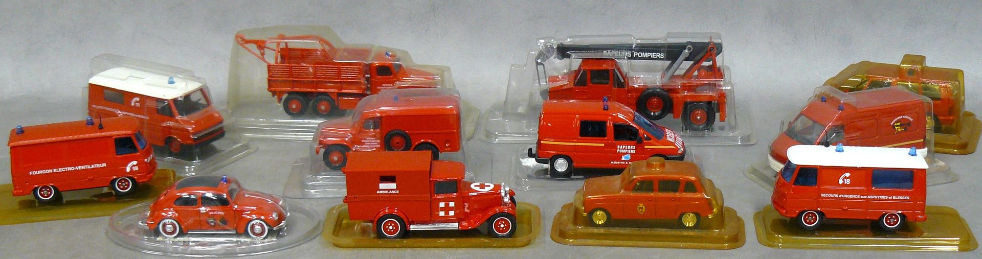 Null un juego de doce vehículos de bomberos Solido en sus blísteres, incluida un&hellip;