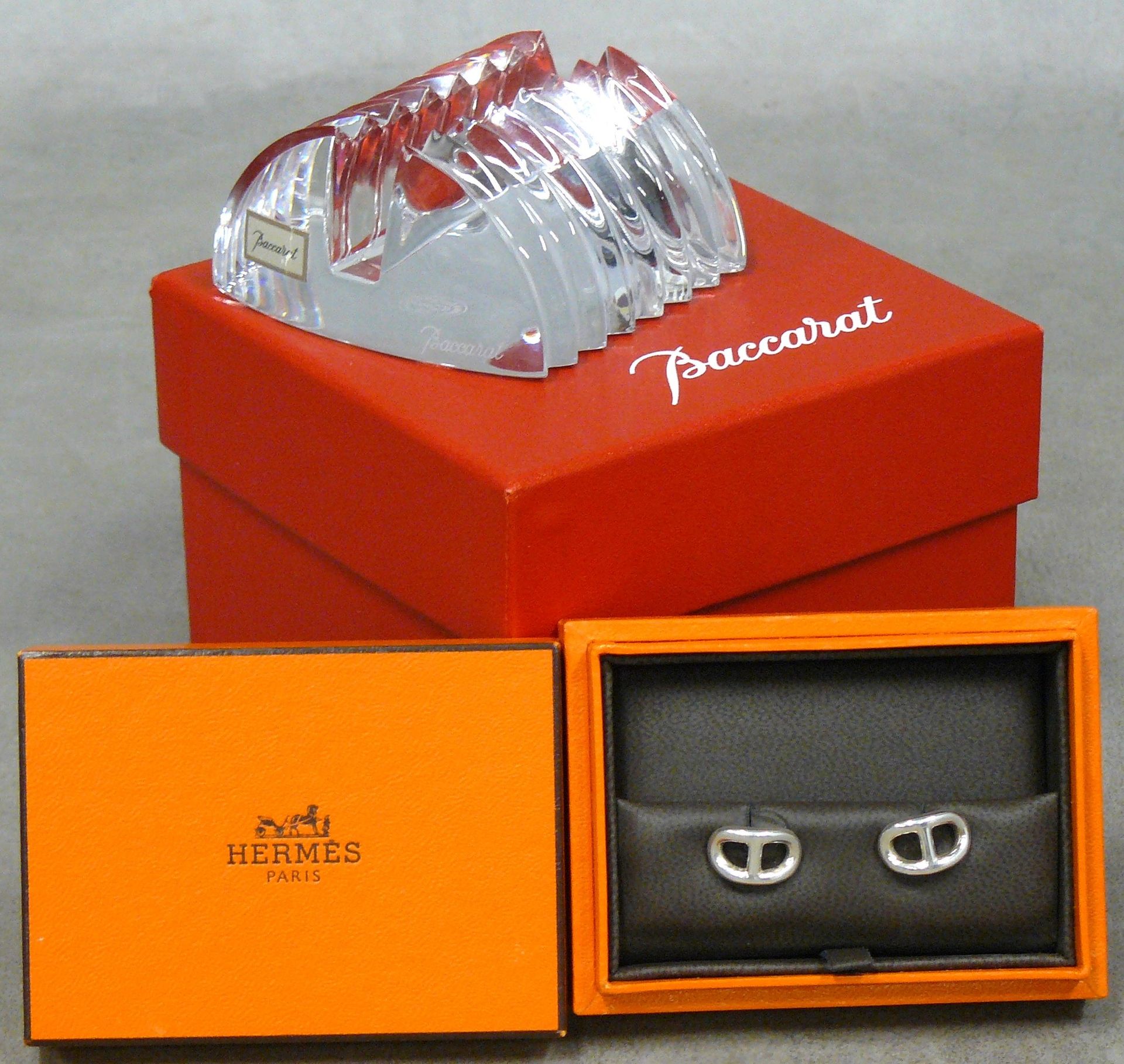 Null 一件拍品：巴卡拉水晶卡座，已签约 - 长 6.5 厘米，盒装；一对银质耳环，已签约 Hermès Paris，盒装