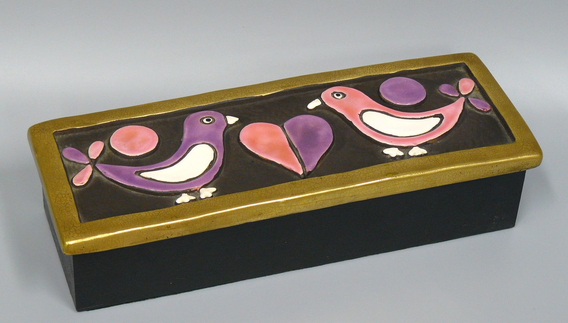Null Mithé ESPELT（1923-2020）：有两只鸽子和心形图案的盒子，多色珐琅陶瓷盖（黑底紫罗兰色、粉红色和白色）装在有裂纹的镀金框架内，黑色木&hellip;