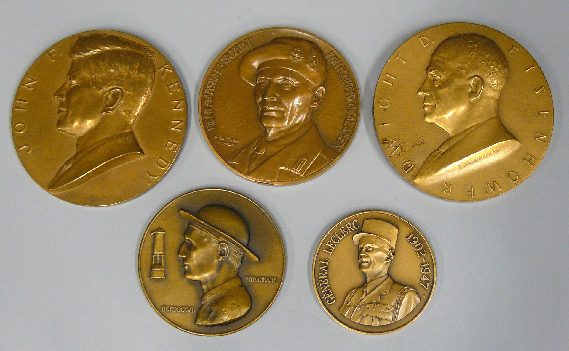 Null un lot de 5 médailles commémoratives en bronze de la Guerre de 1945 - TTB
