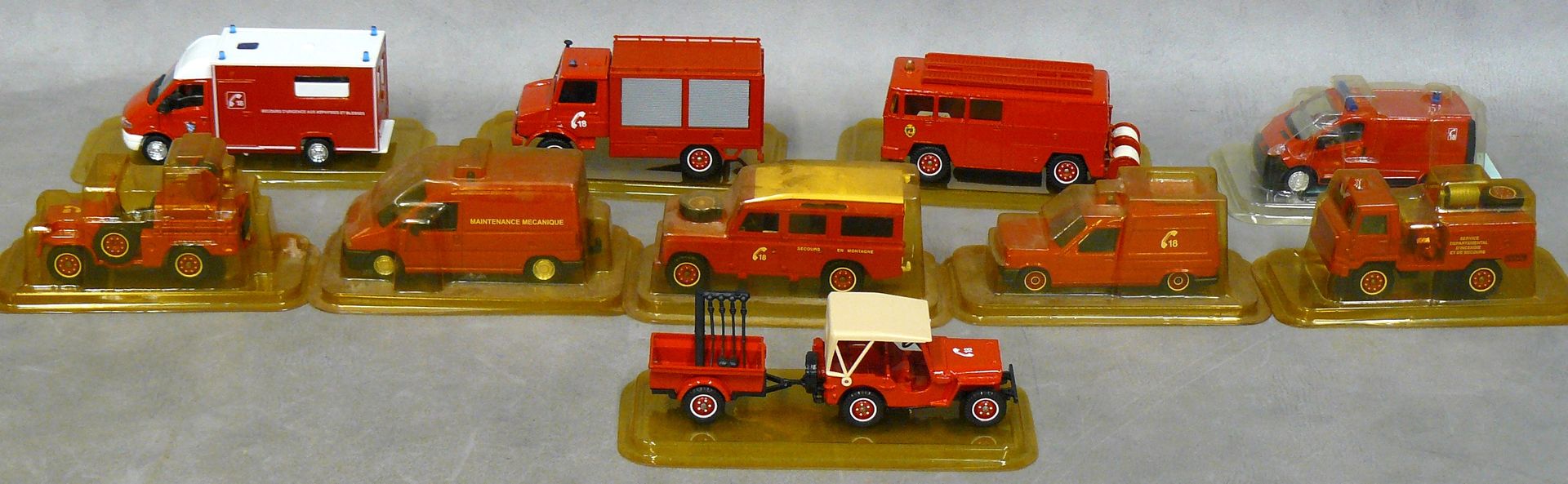 Null un lote de diez vehículos de bomberos Solido en blíster, incluido el manten&hellip;