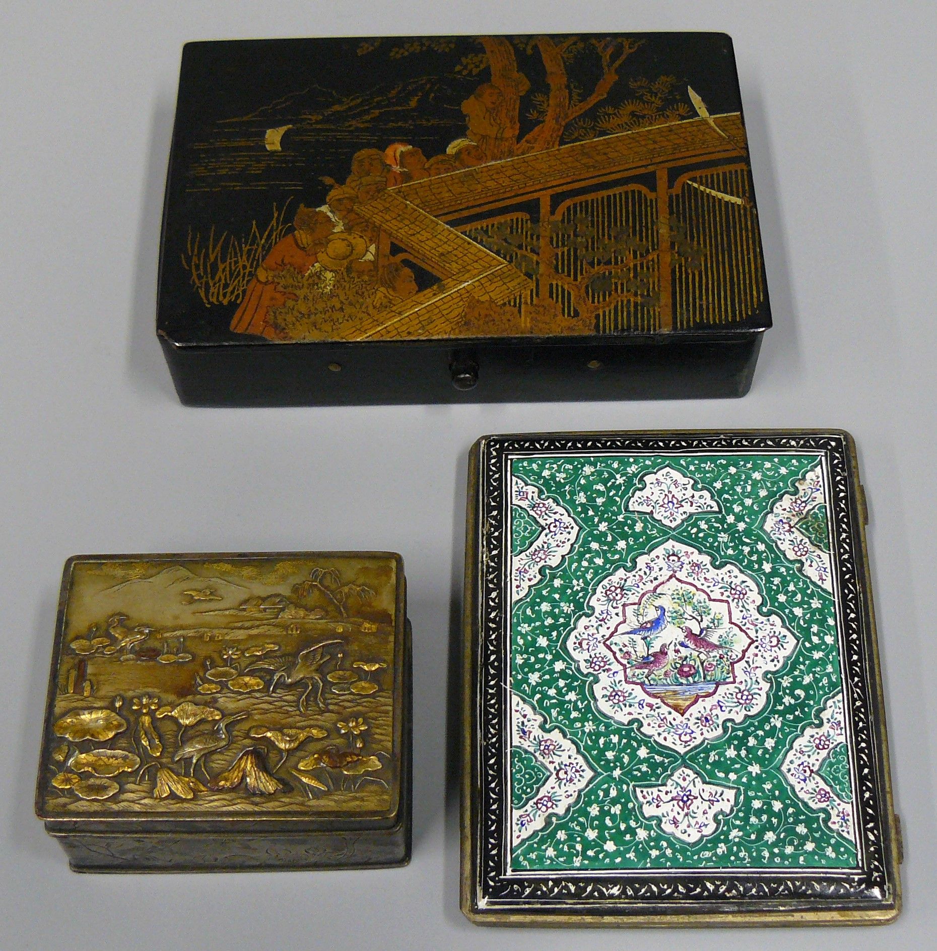 Null un lotto: una scatola con decorazione giapponese laccata su cartone cotto L&hellip;