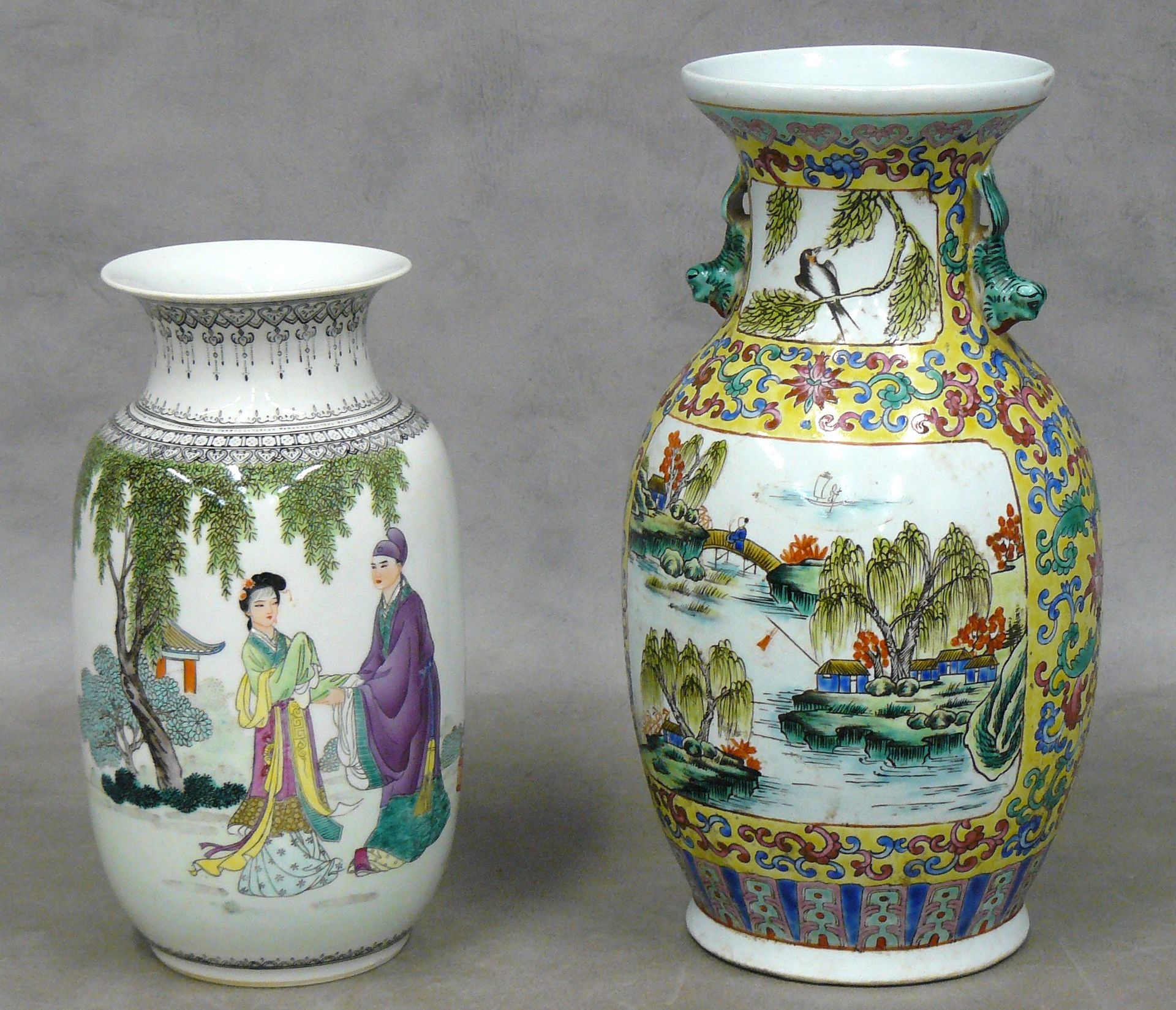 Null deux vases en porcelaine de Chine, à décor de scènes animées - H 31 et H 24&hellip;