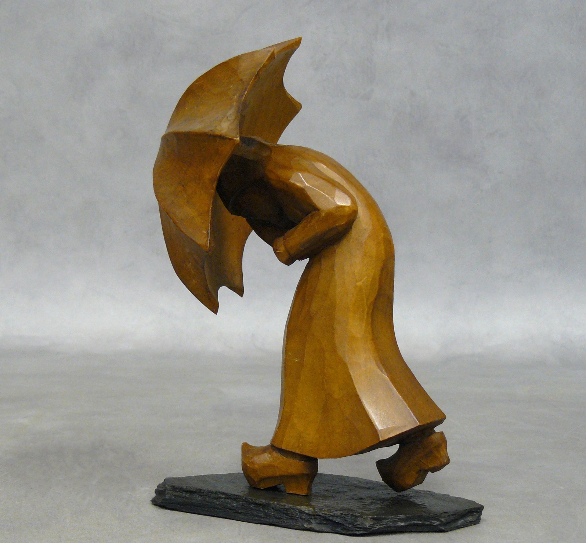 Null Le coup de vent : jeune femme au parapluie, Skulptur aus Naturholz, befesti&hellip;