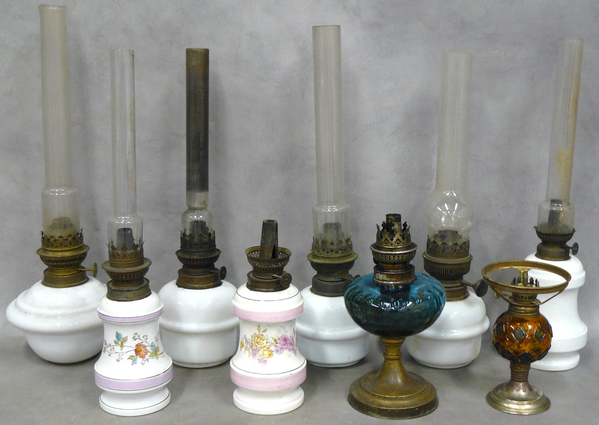 Null un lot de neuf lampes à pétrole : en céramique ou verre - H 20 cm environ