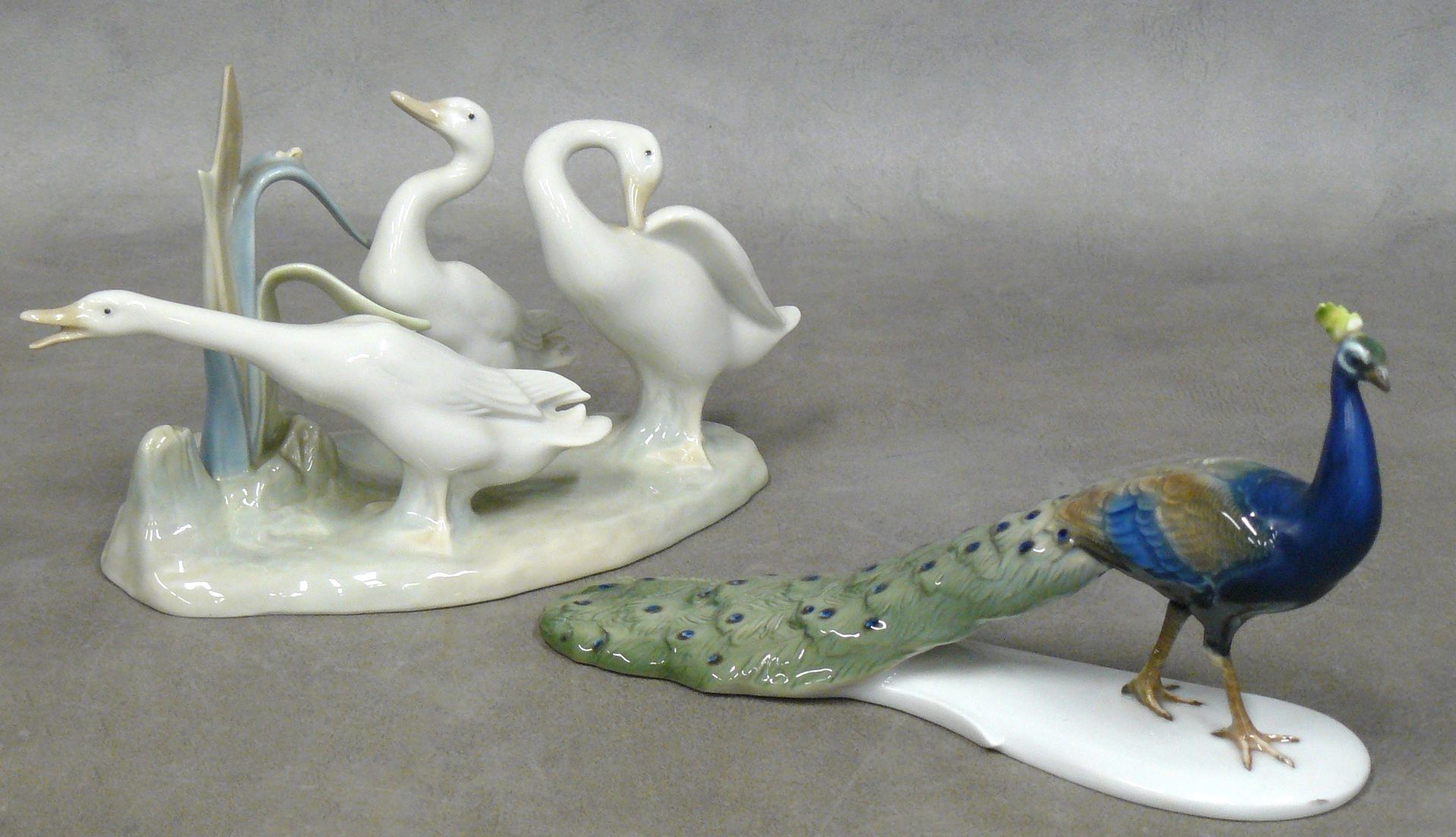 Null deux statuettes animalières en porcelaine : le paon signé Rosenthal - L 22,&hellip;