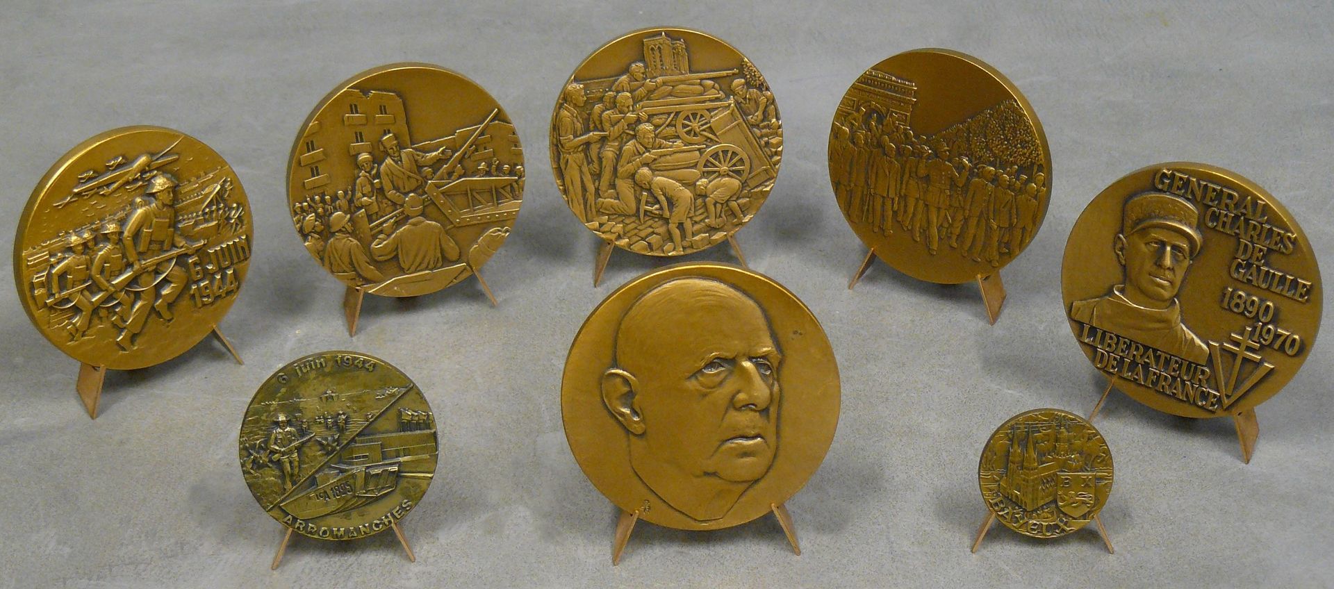 Null a set of 8 various bronze medals - Croix de Lorraine, Débarquement and Géné&hellip;