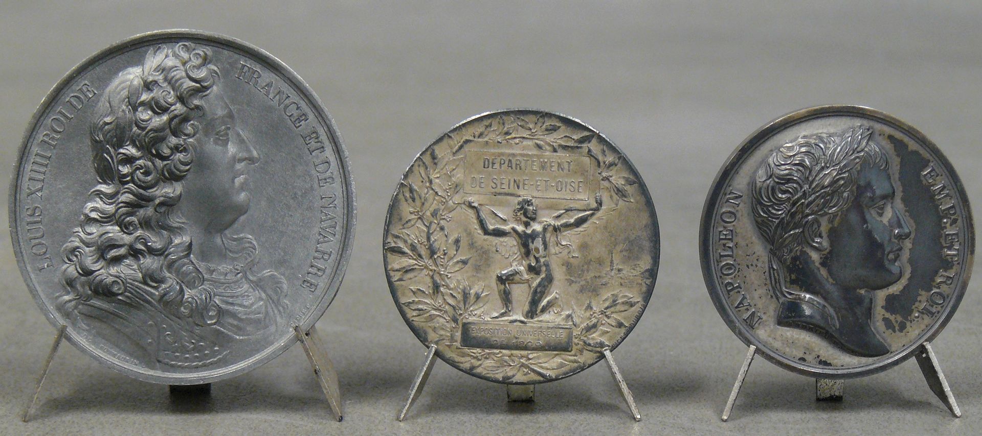 Null un lot de 3 médailles en bronze diverses - Napoléon Empereur, Louis XIIII e&hellip;
