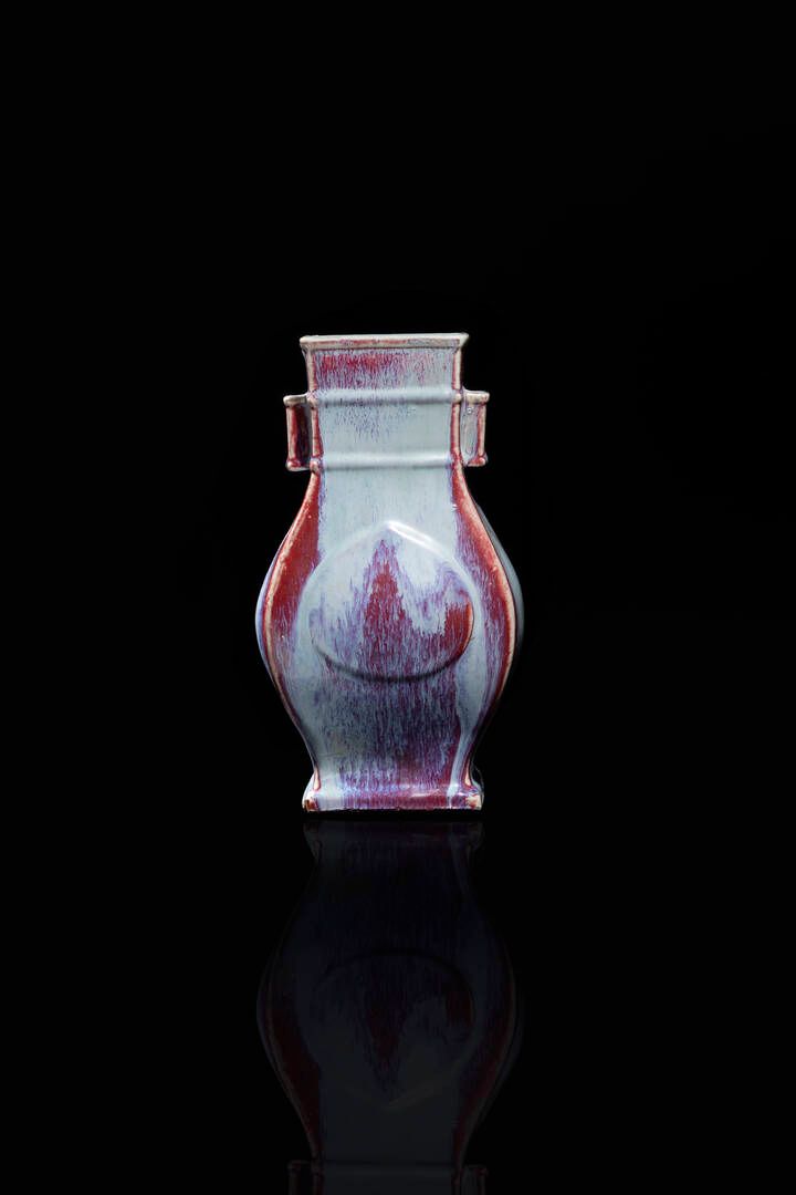 VASO 花瓶
方胡瓷火烧瓶，深浅不一的牛血色、紫色和蓝色，中国，清朝，19世纪
H cm 25x14x11