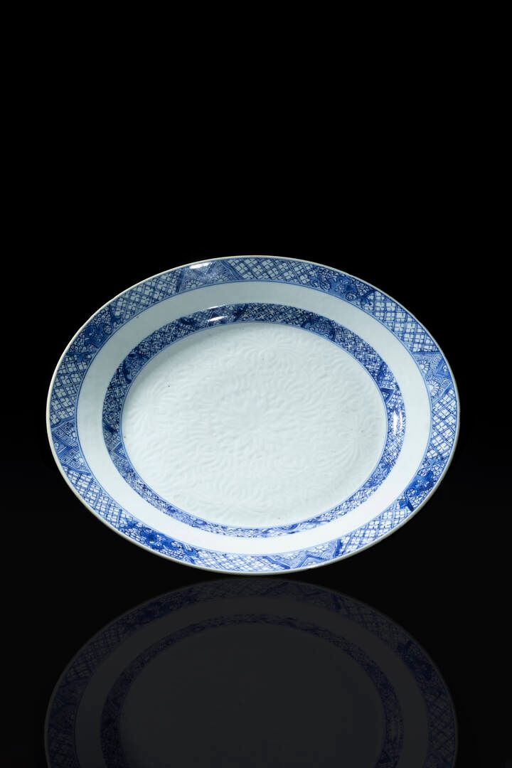 PIATTO DISH
Plat en porcelaine bleu et blanc à décor secret, Chine, dynastie Qin&hellip;