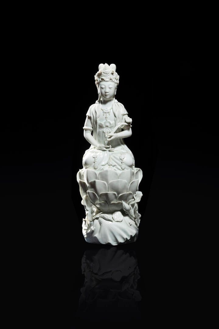 GUANYIN GUANYIN
Guanyin in porcellana blanc de chine, seduta nella posizione del&hellip;