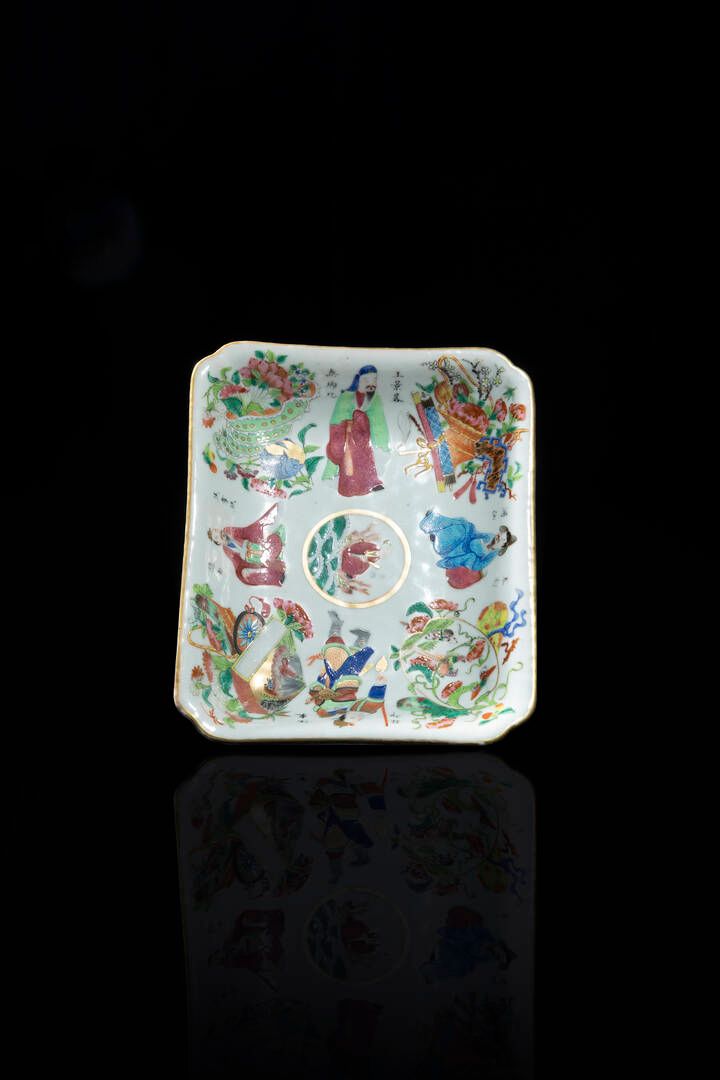 PICCOLO VASSOIO 小型托盘
绘有人物的玫瑰家族小瓷盘，中国，清朝，19世纪
高21.5x17厘米