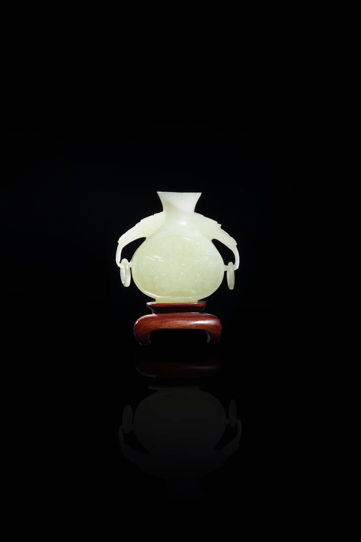 VASETTO VASETTO
Vasetto in giada bianca con manici zoomorfi, Cina, dinastia Qing&hellip;
