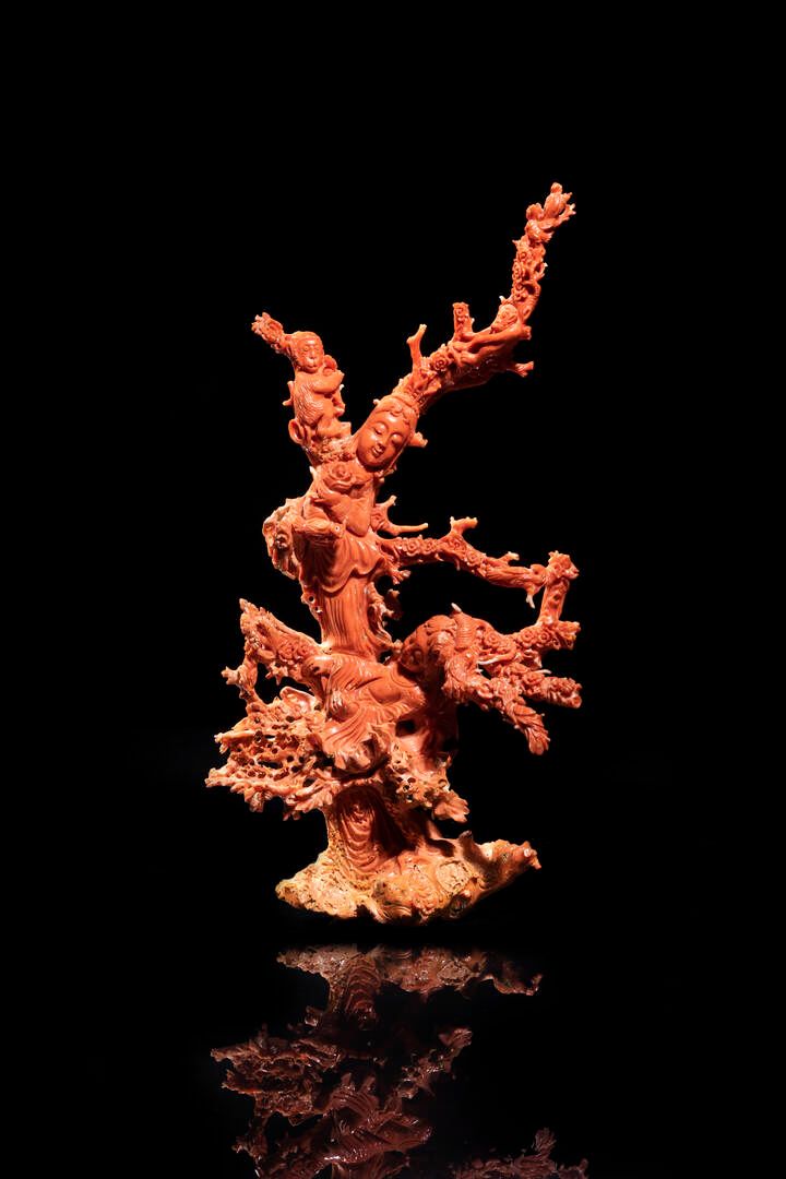 RAMO DI CORALLO CORAL BRANCH
精雕细琢的珊瑚枝与观音和猴子形象，中国，清朝，19世纪 
高29x15.5厘米
719.70 g
在欧&hellip;