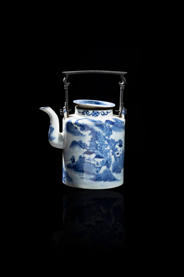 TEIERA TEAPOT
青花瓷茶壶，绘有山水图，中国，清代，19世纪
高23x18厘米