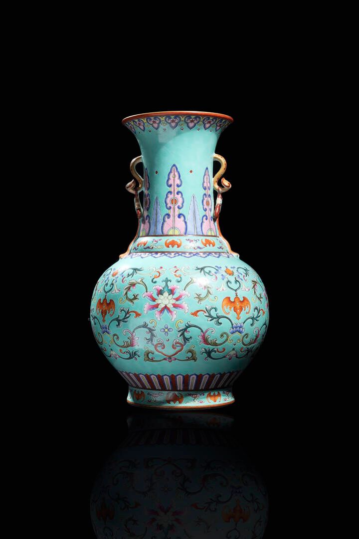 VASO 花瓶
瓷器花瓶 玫瑰家族，绿松石地面上有花和蝙蝠的装饰，中国，清朝，19世纪
高 厘米 37
直径23厘米