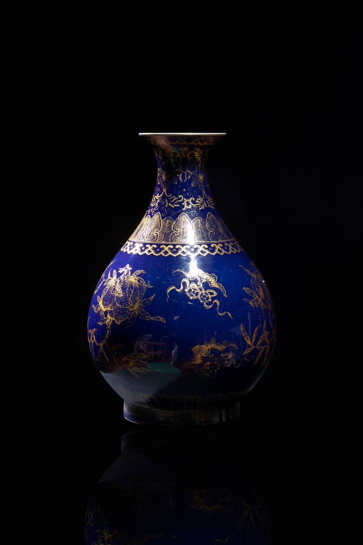 VASO VASO
Vaso in porcellana blu cobalto con decori in oro, Cina, dinastia Qing,&hellip;