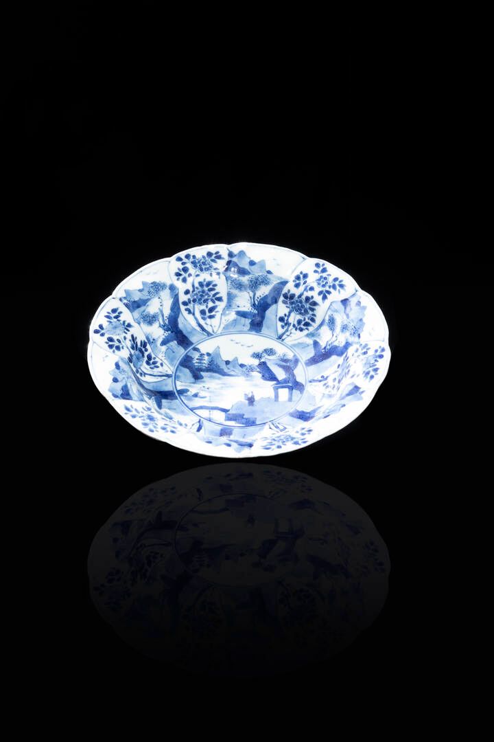 PIATTO PIATTO
Piatto in porcellana bianco e blu raffigurante monaco entro paesag&hellip;