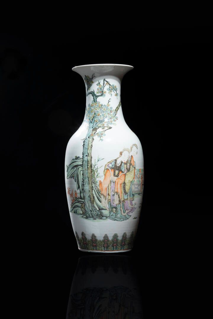 VASO 花瓶
瓷器花瓶 绿色家族绘有人物和铭文，中国，民国时期，20世纪。 
H cm 58
直径cm 24