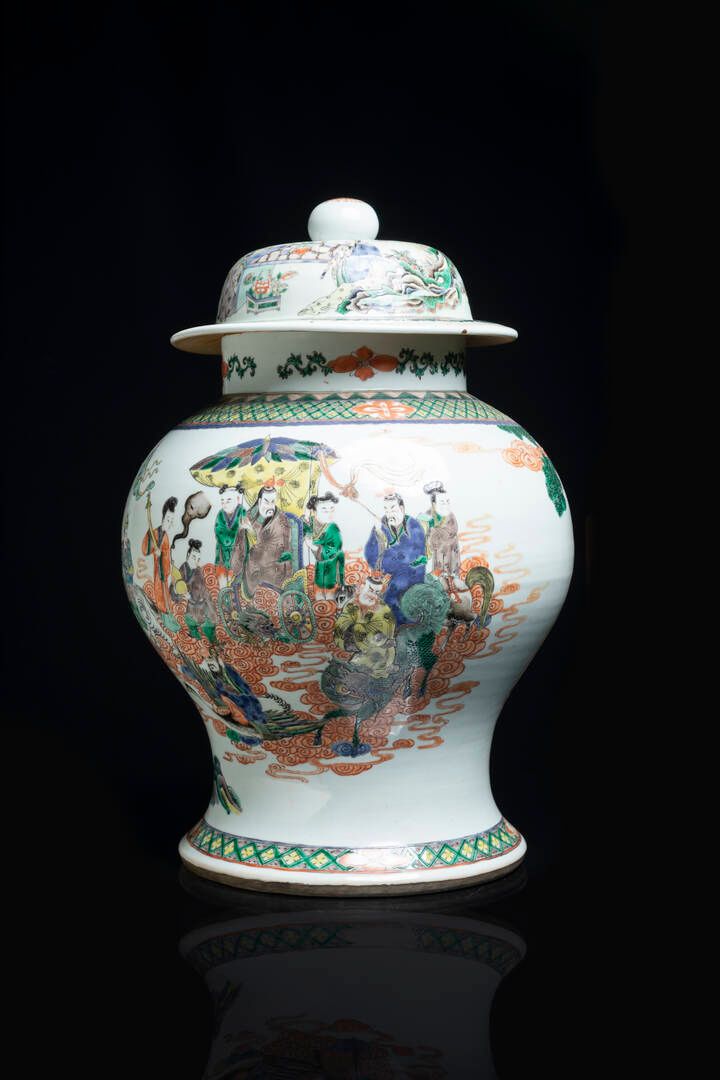 POUTICHE 法规
大型瓷器Poutiche Green家族带盖，装饰有游行场景，中国，清朝，19世纪
H cm 58
直径37厘米