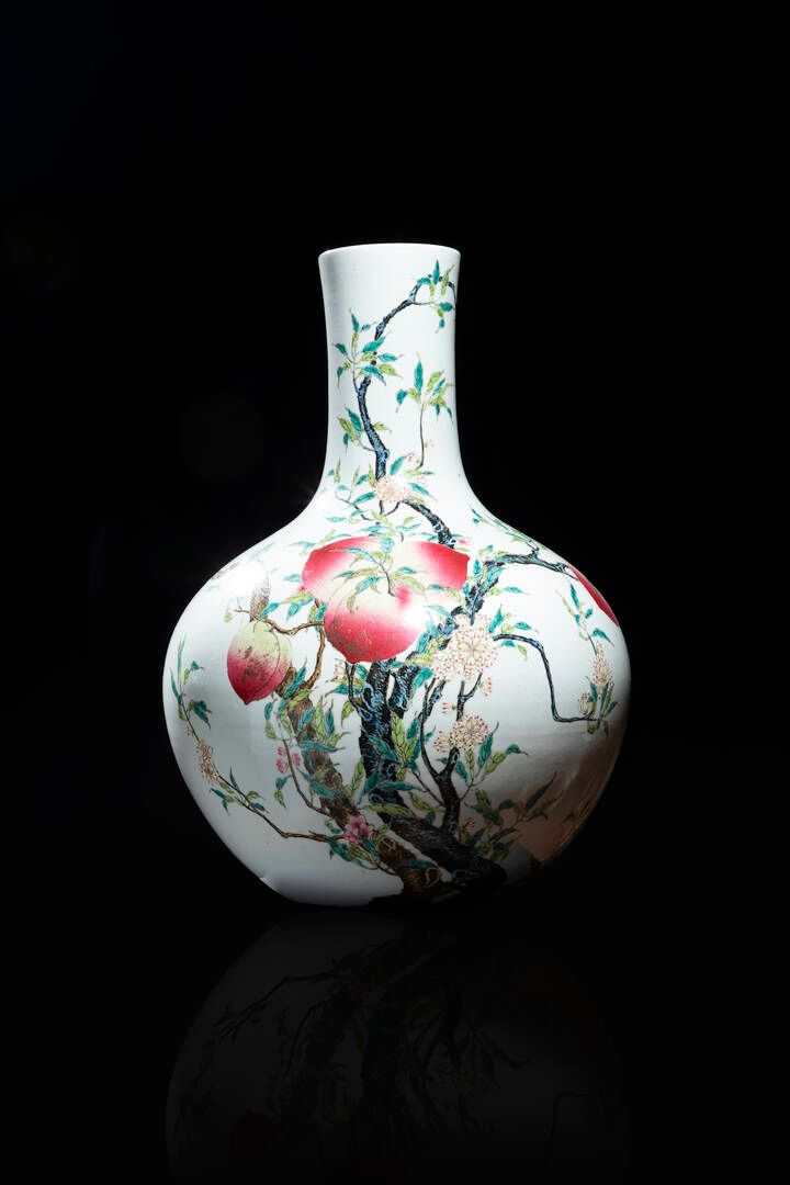 VASO 花瓶
桃子装饰的瓷球花瓶，中国，民国时期，20世纪。
高57厘米
