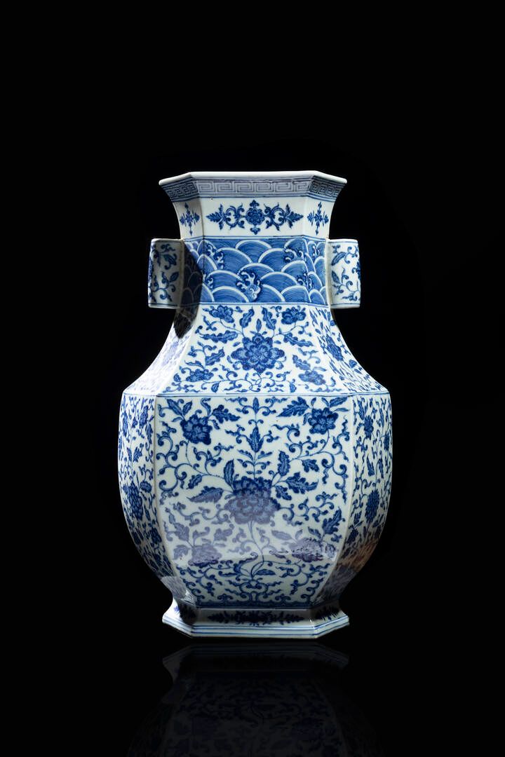 VASO VASO
Vaso esagonale in porcellana bianco e blu con decori floreali, Cina, d&hellip;