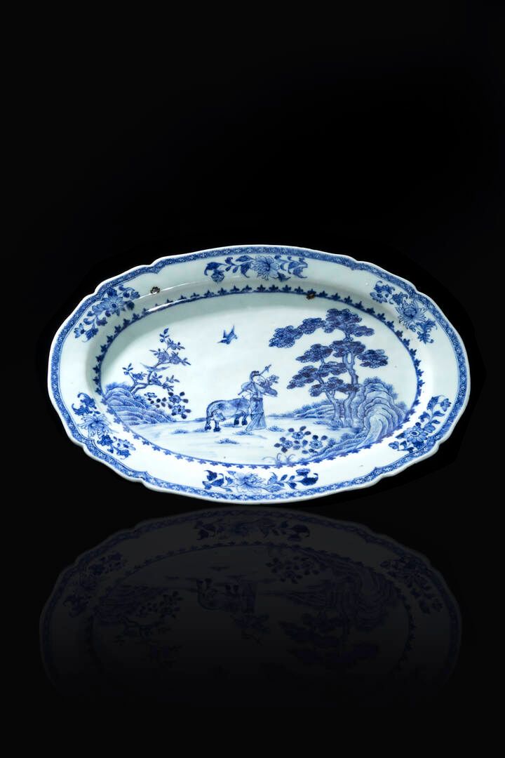 PIATTO DISH
青花瓷山水农夫图椭圆盘，中国，清朝，乾隆年间（1736-1796）。
高27x36厘米