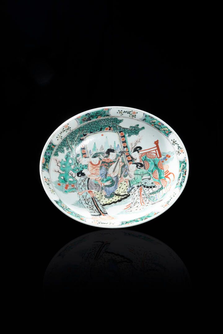 PIATTO DISH
画有人物的绿家族瓷盘，中国，清朝，19世纪
直径28.5厘米