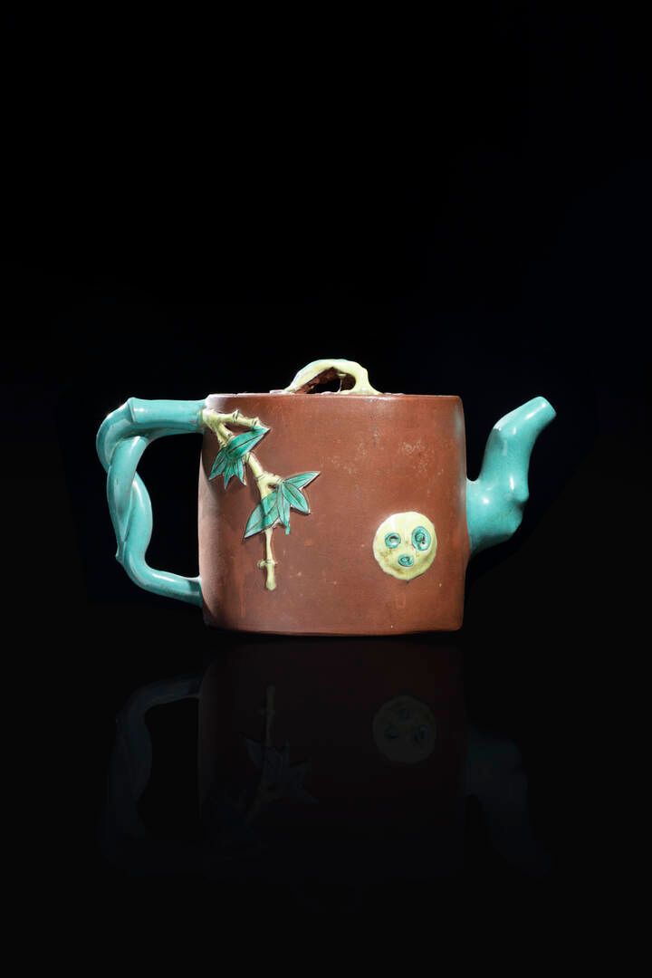 TEIERA TEAPOT
部分上釉的宜兴瓷茶壶，有花枝的浮雕装饰，中国，清朝，19世纪。
H cm 10x18x5