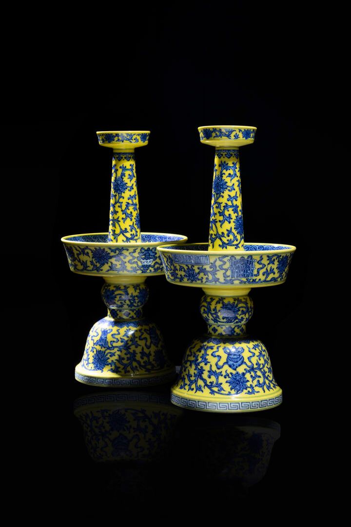 COPPIA DI CANDELIERI 一对烛台
一对黄瓷烛台，有深浅不一的花纹装饰，中国，20世纪。
H cm 33x17