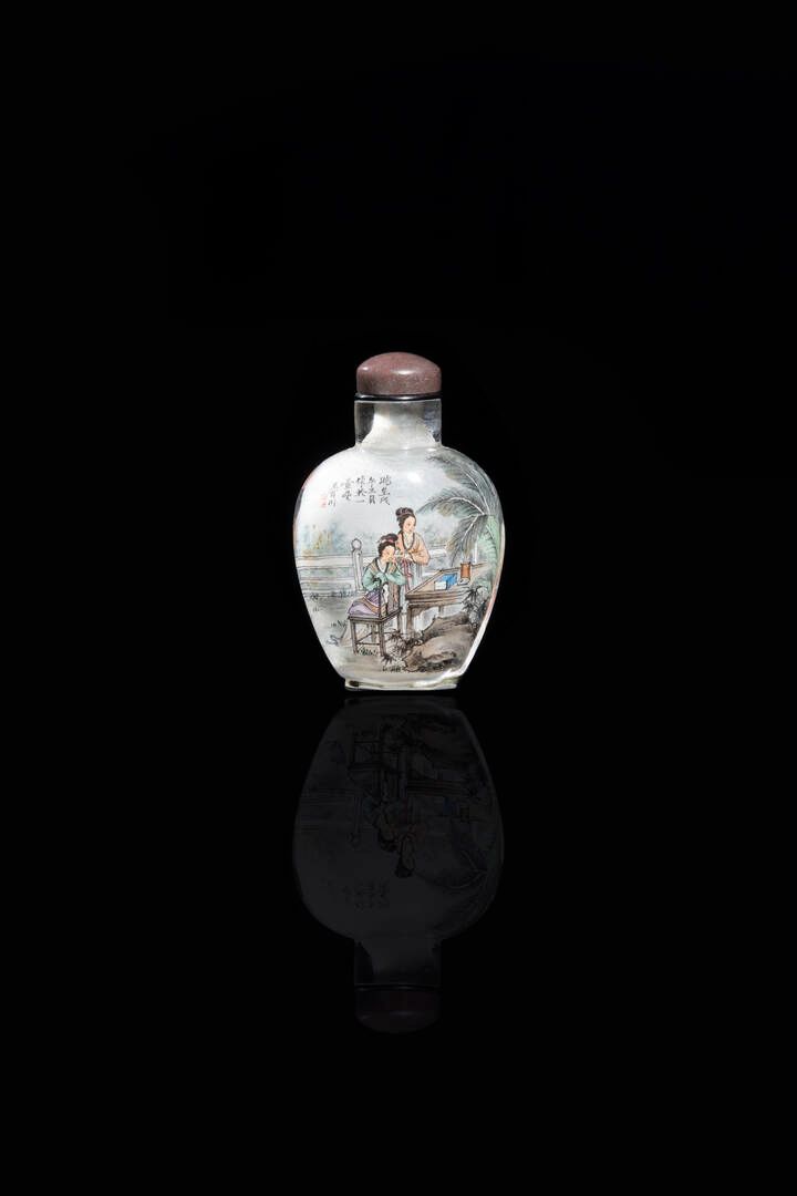 SNUFF BOTTLE SNUFF BOTTLE
Fein bemalte Schnupftabakflasche aus Kristall mit Figu&hellip;